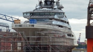 Die Megajacht Nord noch vor Beginn der Sanktionen gegen ihren Eigentümer in einer Werft in ...