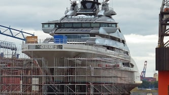 Die Megajacht Nord noch vor Beginn der Sanktionen gegen ihren Eigentümer in einer Werft in ...