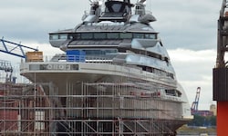 Die Megajacht Nord noch vor Beginn der Sanktionen gegen ihren Eigentümer in einer Werft in ...