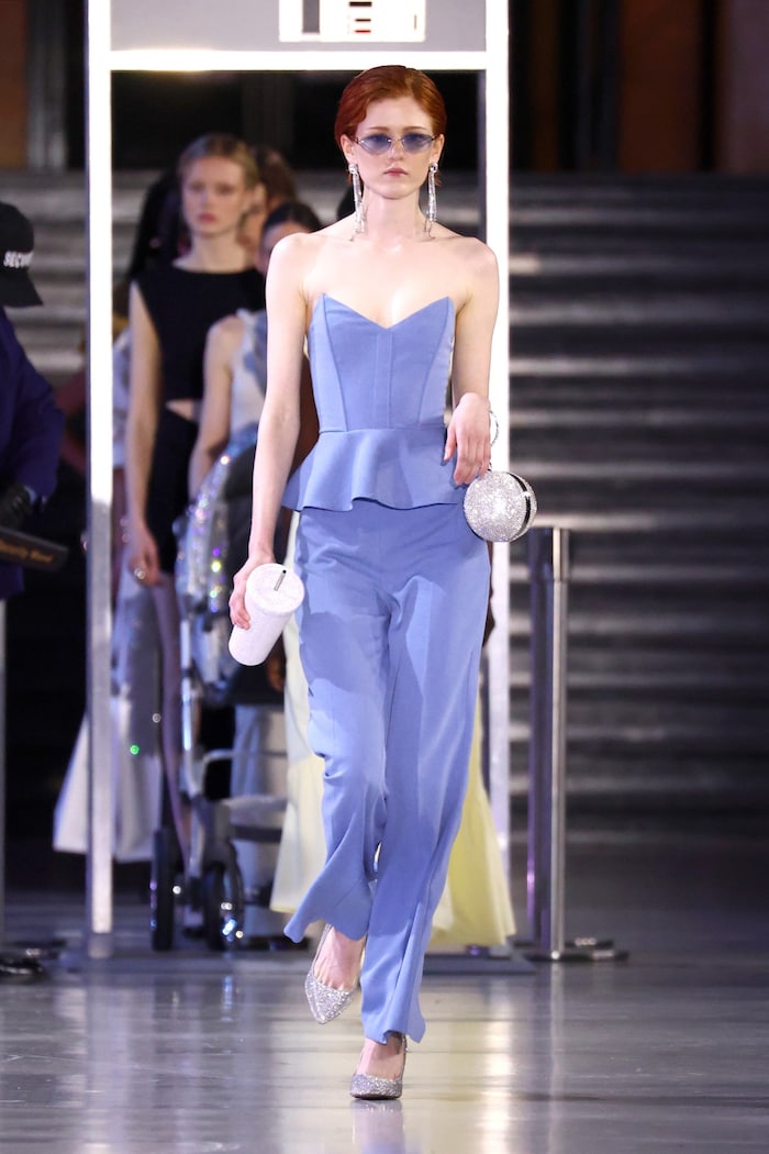 Fliederfarbene Kombi aus Korsagen‑Top und Hose, dazu silberne Glitzerpumps