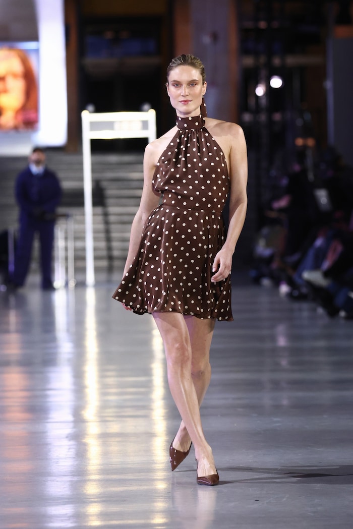 Neckholder-Dress in Braun mit weißen Punkten