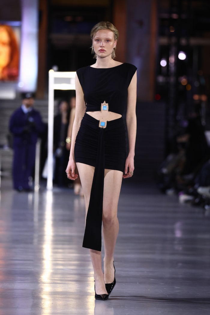 Schwarzes Mini-Dress mit kessen Einblicken