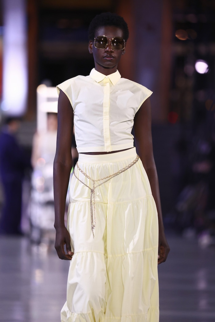 Buttergelbes Crop‑Top zum fließenden, farblich passenden Rock..