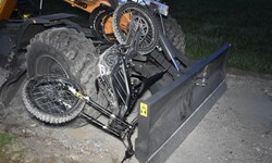 Das Moped verkeilte sich regelrecht in der Schaufel des Baggers.