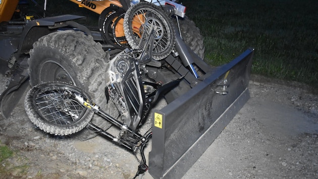 Das Moped verkeilte sich regelrecht in der Schaufel des Baggers.