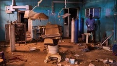 Ein Wachmann geht durch den beschädigten OP-Saal eines Krankenhauses im Sudan.
