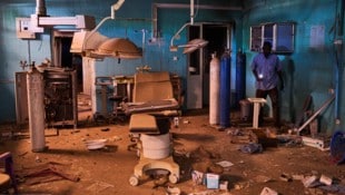 Ein Wachmann geht durch den beschädigten OP-Saal eines Krankenhauses im Sudan.