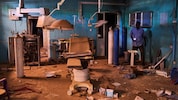 Ein Wachmann geht durch den beschädigten OP-Saal eines Krankenhauses im Sudan.