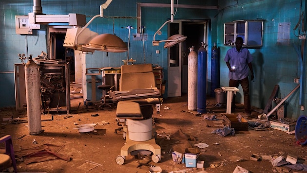 Ein Wachmann geht durch den beschädigten OP-Saal eines Krankenhauses im Sudan.