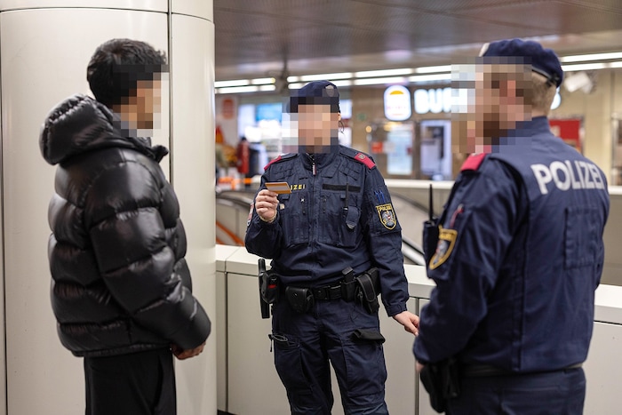 Der Westbahnhof ist auch immer wieder Schauplatz gewalttätiger Auseinandersetzungen. ...