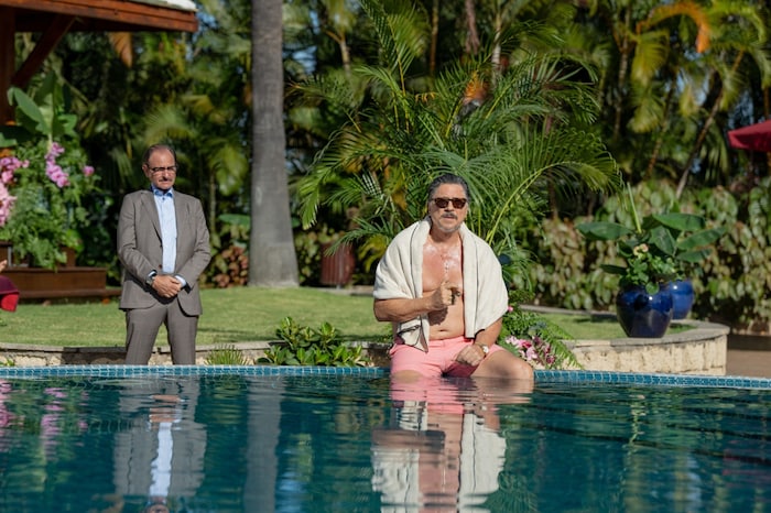 Milliardär Salazar (Carlos Bardem, rechts) mit seinem Anwalt (Fisher Stevens).