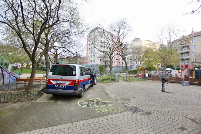 Mitten im Brennpunkt befindet sich ein Kinderspielplatz: Im Fritz-Imhoff-Park ermöglicht ein ...