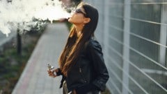 Immer mehr Menschen greifen zu Vapes und Nikotinbeuteln. Oft in der Annahme, sie seien die ...