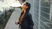 Immer mehr Menschen greifen zu Vapes und Nikotinbeuteln. Oft in der Annahme, sie seien die ...