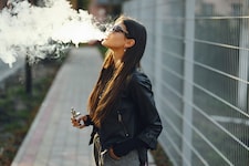 Immer mehr Menschen greifen zu Vapes und Nikotinbeuteln. Oft in der Annahme, sie seien die ...