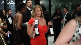 Eine Besucherin von Trumps Presse-Dinner verlässt nach den Schüssen mit zwei Weinflaschen das ...