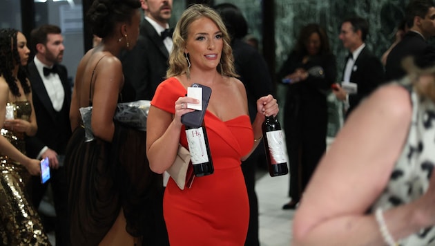 Eine Besucherin von Trumps Presse-Dinner verlässt nach den Schüssen mit zwei Weinflaschen das ...