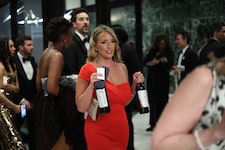 Eine Besucherin von Trumps Presse-Dinner verlässt nach den Schüssen mit zwei Weinflaschen das ...