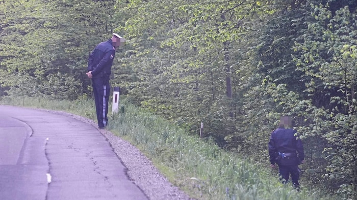 Polizisten bei der Spurensuche in der Nähe des Tatorts. Der – zunächst verschwundene – Hammer, ...