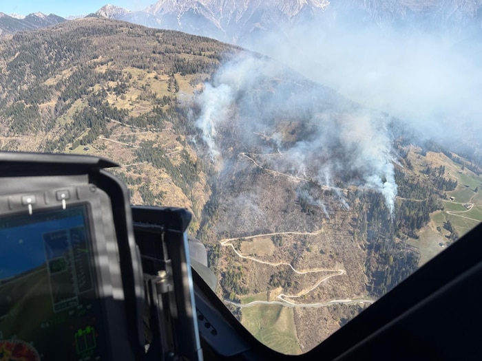 Bild von der Luft – mittels Hubschrauber wird gelöscht.