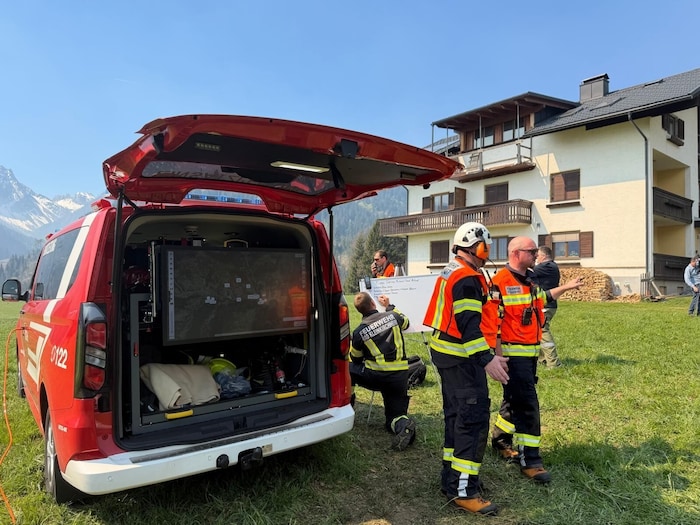 Die Einsatzkräfte bei der Arbeit.
