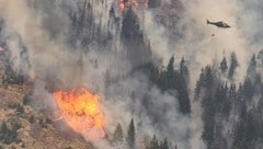 Bereits fünf Tage: steiles Gelände, Feuer und Rauch zehren an den Kräften der Einsatzleute.
