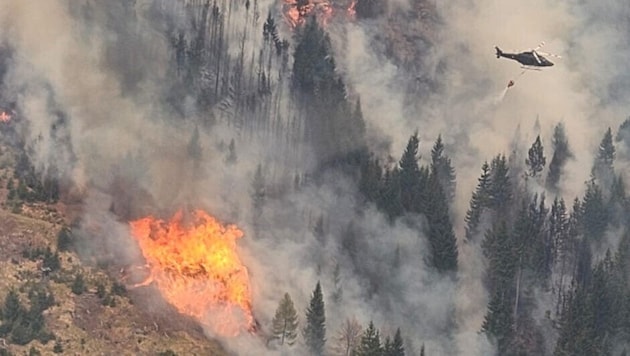 Bereits fünf Tage: steiles Gelände, Feuer und Rauch zehren an den Kräften der Einsatzleute.