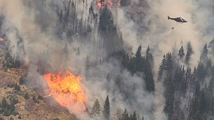 Flammen und Qualm fordern die Einsatzkräfte.