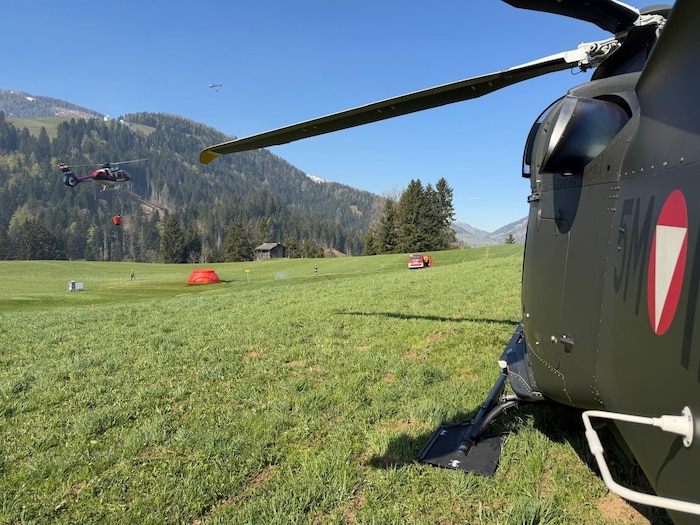 Insgesamt drei Hubschrauber sind im Einsatz.