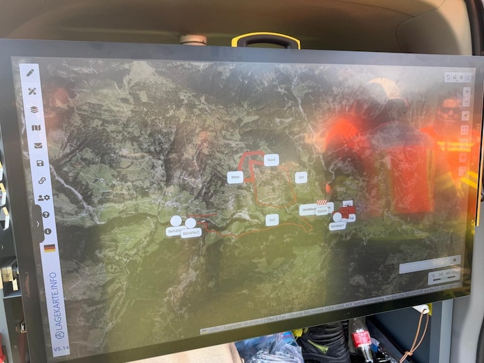 Mittels Kamera sehen die Luftstreitkräfte die Flammen.