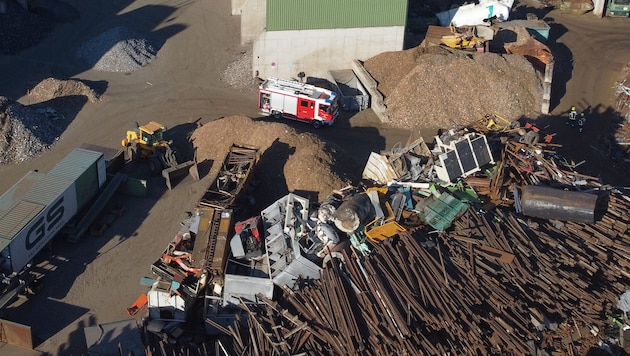 Feuerwehreinsatz auf dem Schrottplatz in Edt bei Lambach.