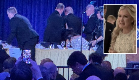 Nachdem Trump in Sicherheit gebracht worden war, flüchtete Erika Kirk unter Tränen aus dem Saal.