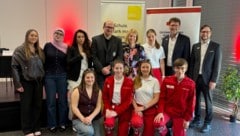 Die stolzen jungen Rettungssanis mit (von links) Lehrsanitäter und Professor Philipp Hofmeister, ...