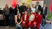 Die stolzen jungen Rettungssanis mit (von links) Lehrsanitäter und Professor Philipp Hofmeister, ...