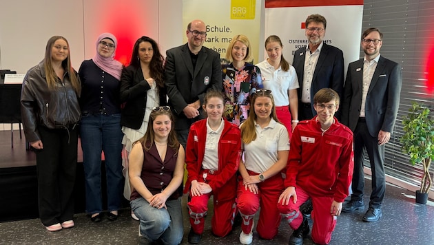 Die stolzen jungen Rettungssanis mit (von links) Lehrsanitäter und Professor Philipp Hofmeister, ...