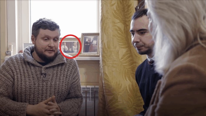 Wowan und Lexus bei Kneissl in der Küche. Am Fensterbrett ein Foto mit Putin.