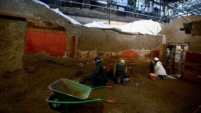 Arbeiter rekonstruieren eine Luxusresidenz in Pompeji