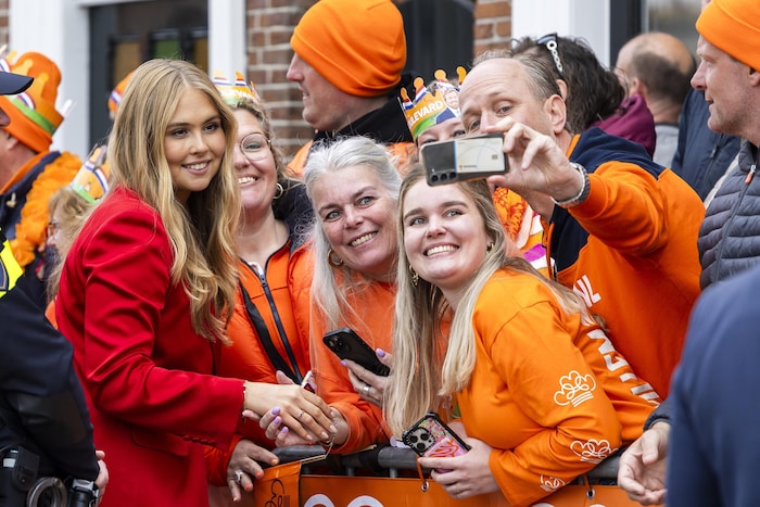 Ein Selfie mit der Thronfolgerin ließen sich viele Bürger Dokkums nicht entgehen.