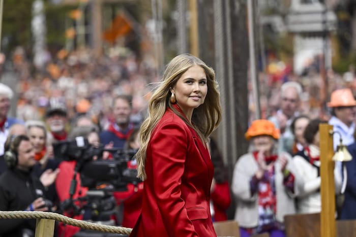 Kronprinzessin Amalia strahlte im roten Satinanzug.