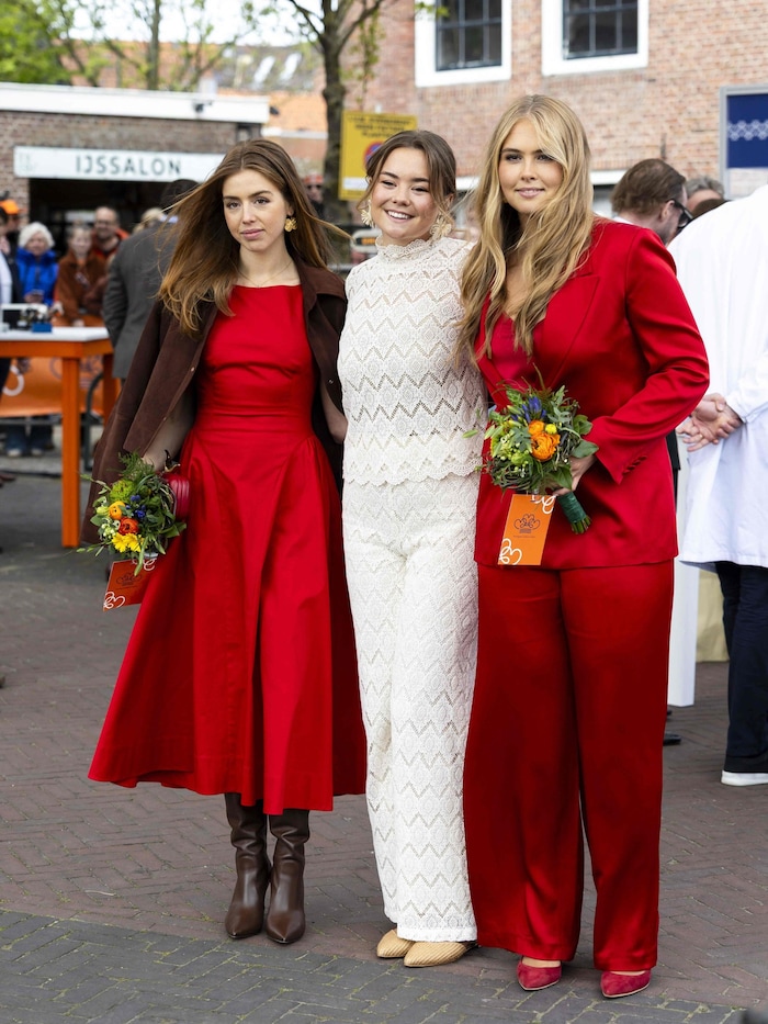 Auch Prinzessin Alexia setzte auf leuchtendes Rot, während die jüngste Königstochter Weiß ...