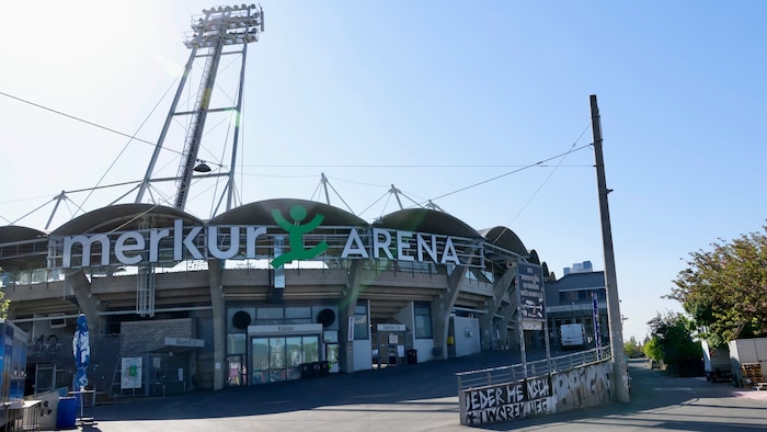 Noch immer prangt der Schriftzug Merkur Arena am Liebenauer Stadion, dabei ist der Vertrag mit ...
