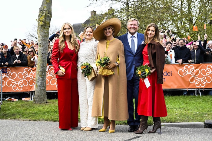 Gruppenfoto mit Leuchtkraft: Prinzessin Amalia strahlt neben Schwester Ariane, Mama Máxima, Papa ...