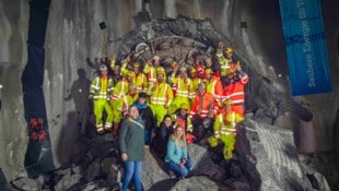 Mineure und Tunnelpatinnen feiern den Durchschlag des Beileitungsstollens nach vier Jahren ...