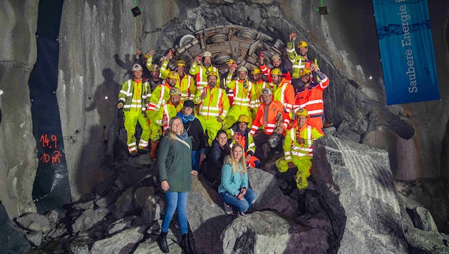 Mineure und Tunnelpatinnen feiern den Durchschlag des Beileitungsstollens nach vier Jahren ...