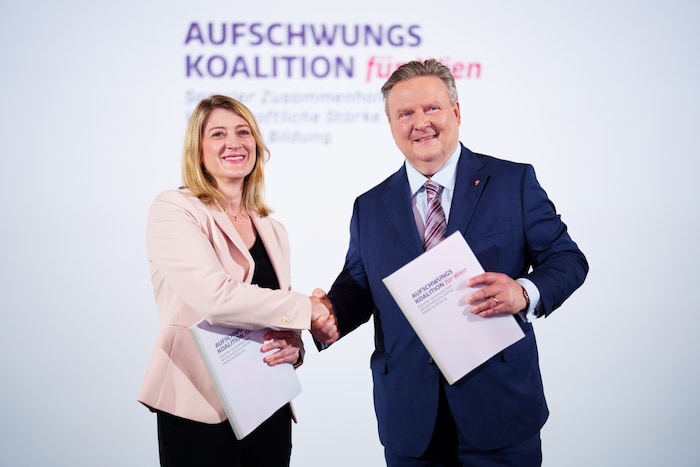 Bettina Emmerling (Neos) und Michael Ludwig (SPÖ) sind bis 2030 in Koalition