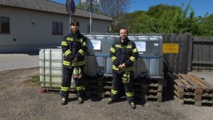 Kommandant Pierre Karl Reichel und Feuerwehrfrau Esmeralda Sperl vor den Spezialcontainern. Hier ...
