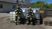 Kommandant Pierre Karl Reichel und Feuerwehrfrau Esmeralda Sperl vor den Spezialcontainern. Hier ...
