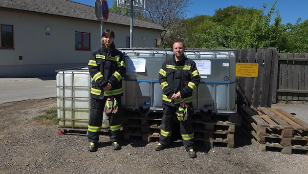 Kommandant Pierre Karl Reichel und Feuerwehrfrau Esmeralda Sperl vor den Spezialcontainern. Hier ...
