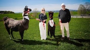 Tierische Zusammenkunft auf Gut Aiderbichl: Lisa-Marie Friedle und Papa Gerry. 