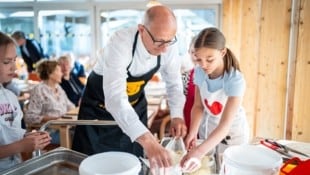 LH Mattle beim Projekt „Strudelbacken“ im Haus Salurn in Wattens.
